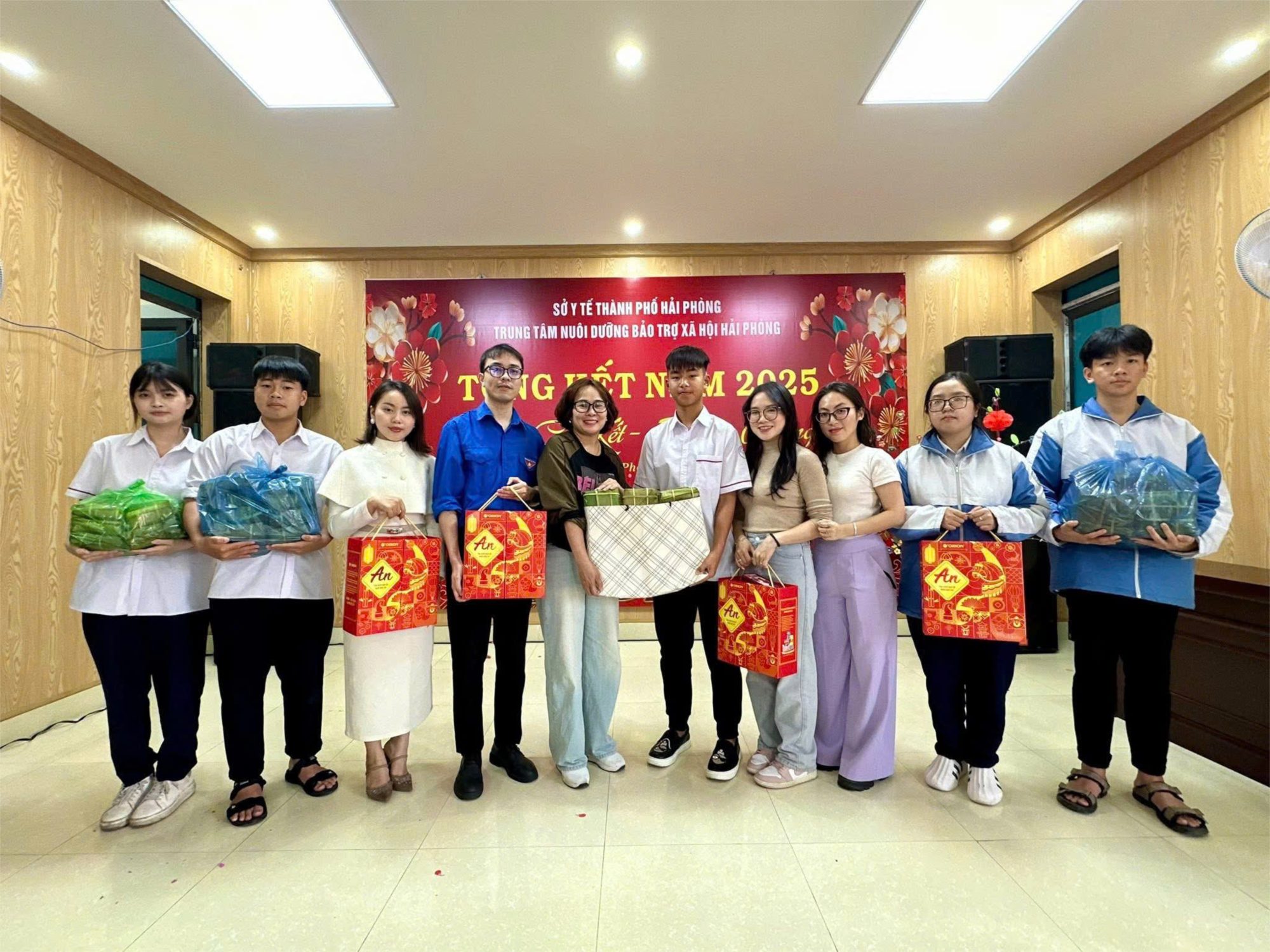 Chương trình tặng bánh chưng và quà Tết cho người cao tuổi tại Trung tâm nuôi dưỡng và bảo trợ xã hội Hải Phòng.