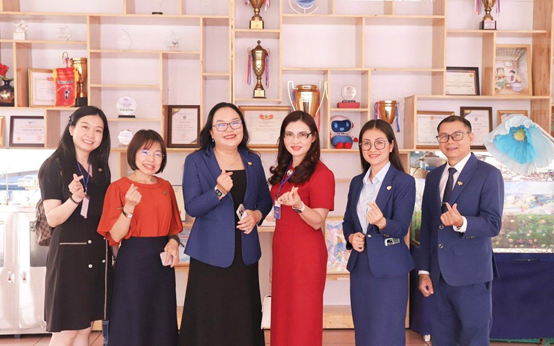 Đại diện Ban giám hiệu Trường THPT An Hải Và Trường Mầm non Sao Mai tham quan mô hình giáo dục tại Tập đoàn Giáo dục IGC